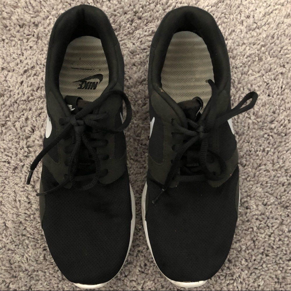 Nike Roshes black & white.